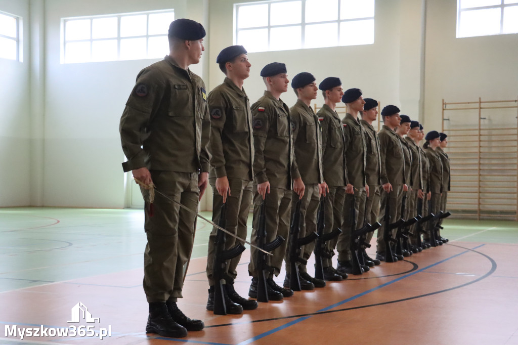 Fotorelacja: Pokaz Musztry Paradnej w wykonaniu uczniów Kwiatkowskiego w Myszkowie