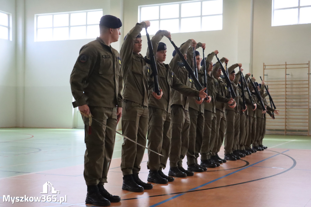 Fotorelacja: Pokaz Musztry Paradnej w wykonaniu uczniów Kwiatkowskiego w Myszkowie
