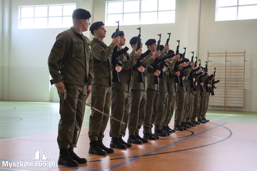 Fotorelacja: Pokaz Musztry Paradnej w wykonaniu uczniów Kwiatkowskiego w Myszkowie