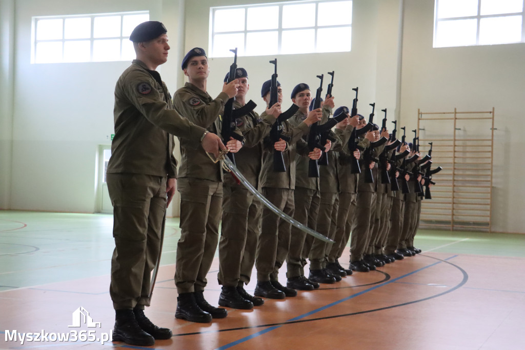 Fotorelacja: Pokaz Musztry Paradnej w wykonaniu uczniów Kwiatkowskiego w Myszkowie
