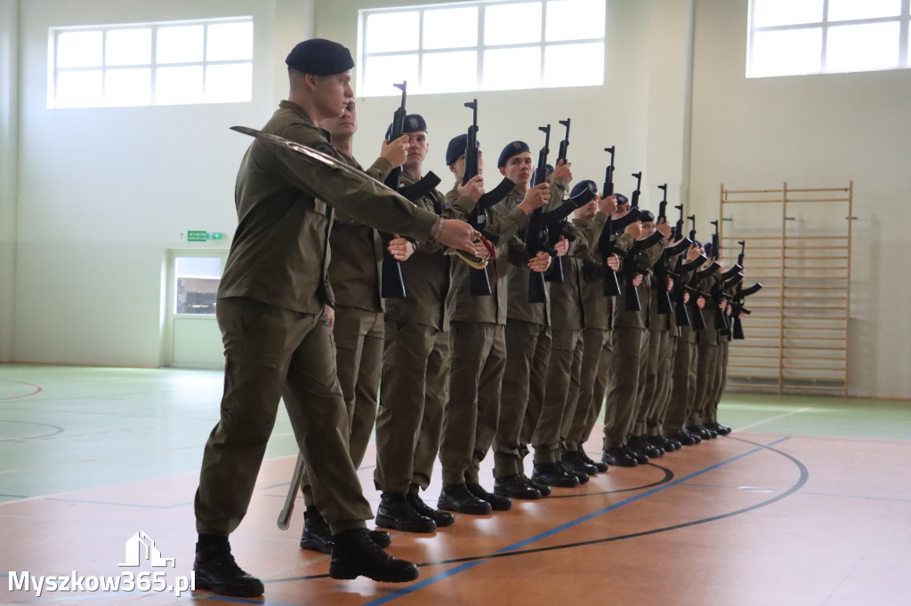 Fotorelacja: Pokaz Musztry Paradnej w wykonaniu uczniów Kwiatkowskiego w Myszkowie