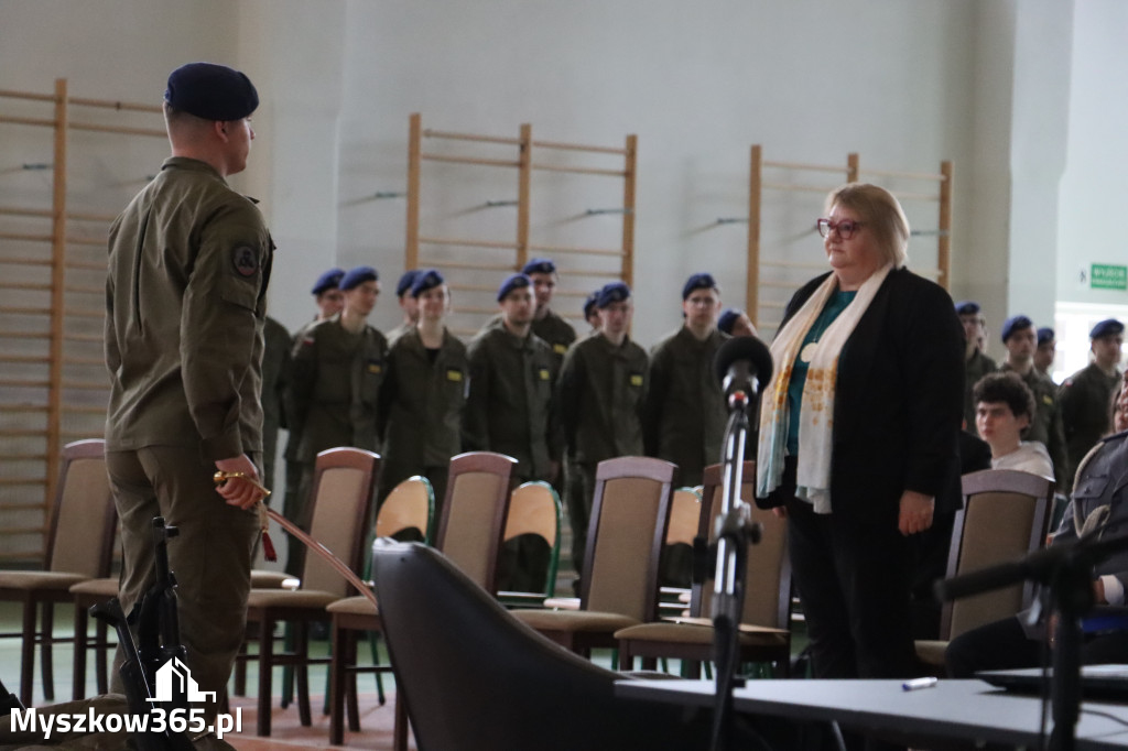 Fotorelacja: Pokaz Musztry Paradnej w wykonaniu uczniów Kwiatkowskiego w Myszkowie