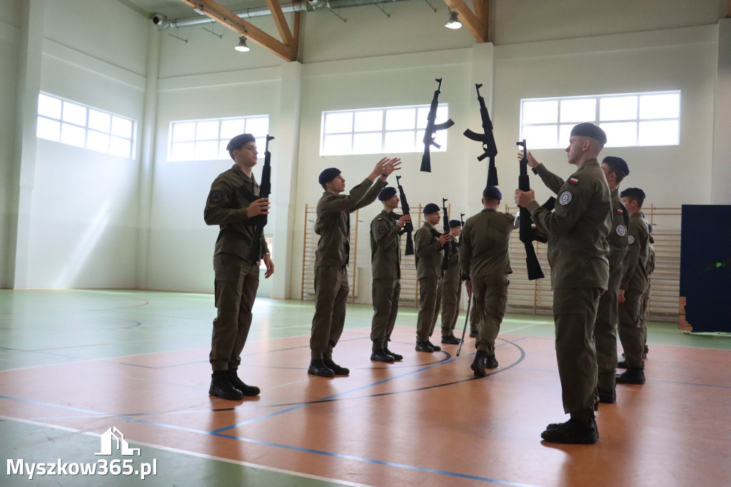 Fotorelacja: Pokaz Musztry Paradnej w wykonaniu uczniów Kwiatkowskiego w Myszkowie
