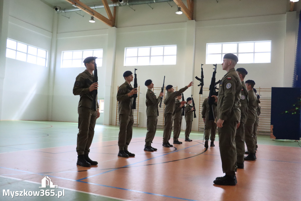 Fotorelacja: Pokaz Musztry Paradnej w wykonaniu uczniów Kwiatkowskiego w Myszkowie
