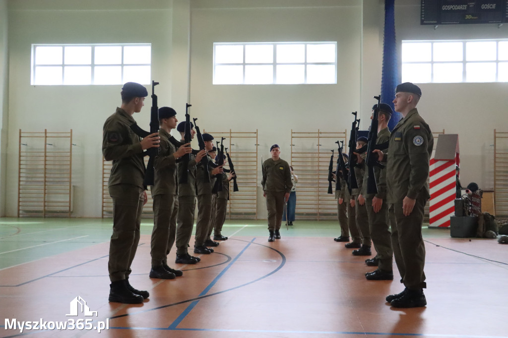 Fotorelacja: Pokaz Musztry Paradnej w wykonaniu uczniów Kwiatkowskiego w Myszkowie