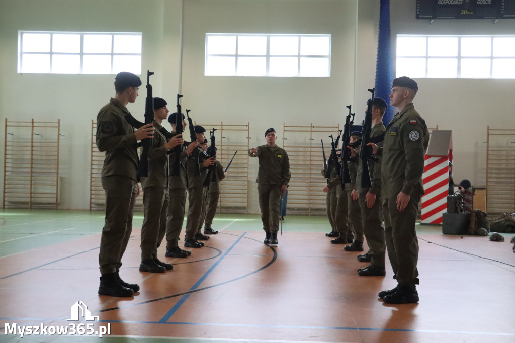 Fotorelacja: Pokaz Musztry Paradnej w wykonaniu uczniów Kwiatkowskiego w Myszkowie