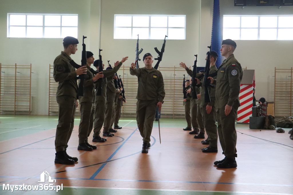 Fotorelacja: Pokaz Musztry Paradnej w wykonaniu uczniów Kwiatkowskiego w Myszkowie