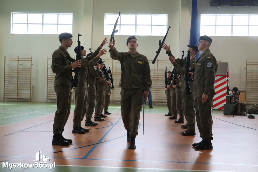 Fotorelacja: Pokaz Musztry Paradnej w wykonaniu uczniów Kwiatkowskiego w Myszkowie