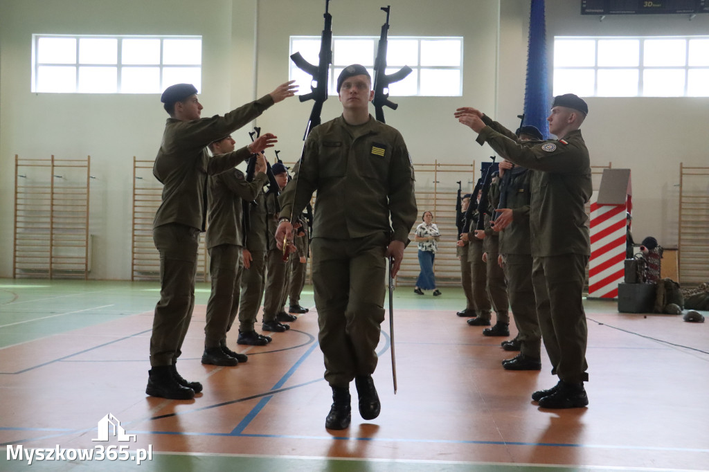 Fotorelacja: Pokaz Musztry Paradnej w wykonaniu uczniów Kwiatkowskiego w Myszkowie