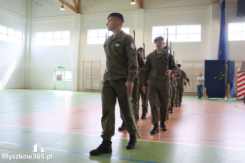 Fotorelacja: Pokaz Musztry Paradnej w wykonaniu uczniów Kwiatkowskiego w Myszkowie