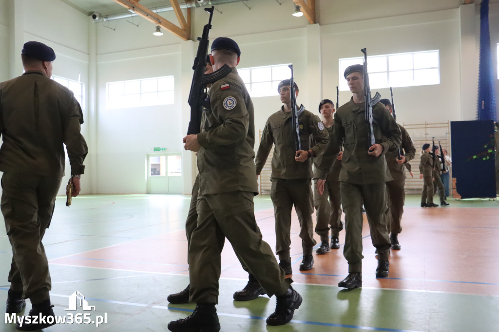 Fotorelacja: Pokaz Musztry Paradnej w wykonaniu uczniów Kwiatkowskiego w Myszkowie