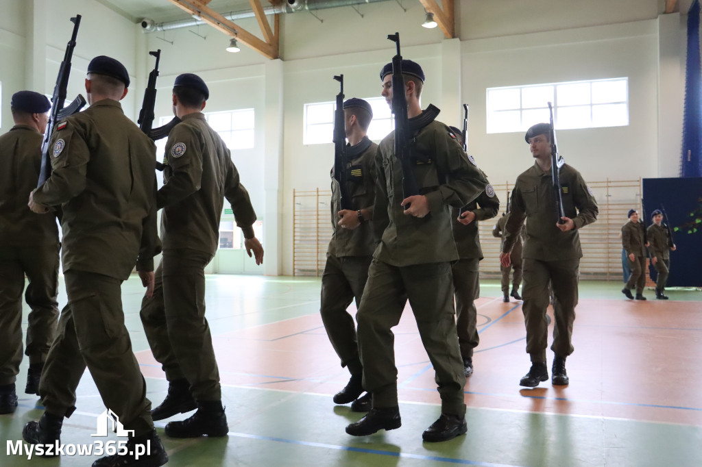 Fotorelacja: Pokaz Musztry Paradnej w wykonaniu uczniów Kwiatkowskiego w Myszkowie