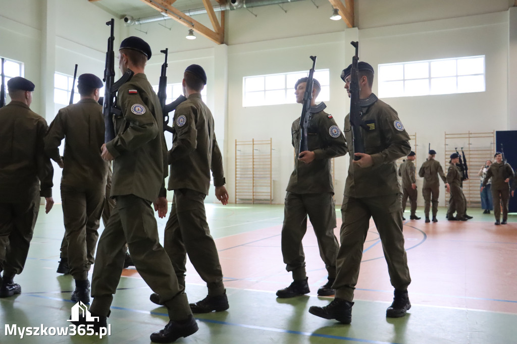 Fotorelacja: Pokaz Musztry Paradnej w wykonaniu uczniów Kwiatkowskiego w Myszkowie