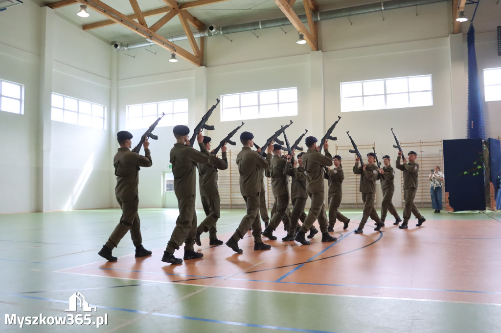 Fotorelacja: Pokaz Musztry Paradnej w wykonaniu uczniów Kwiatkowskiego w Myszkowie