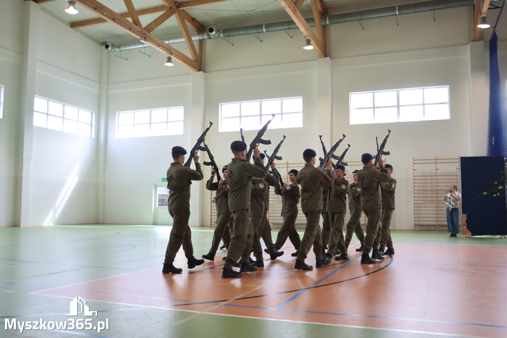 Fotorelacja: Pokaz Musztry Paradnej w wykonaniu uczniów Kwiatkowskiego w Myszkowie