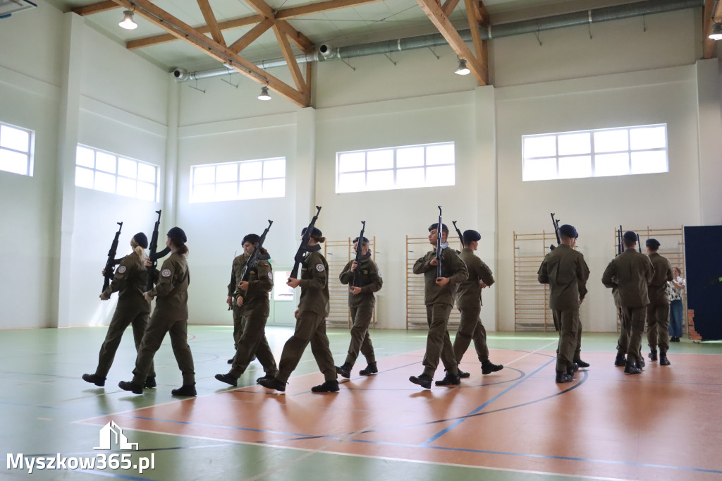 Fotorelacja: Pokaz Musztry Paradnej w wykonaniu uczniów Kwiatkowskiego w Myszkowie