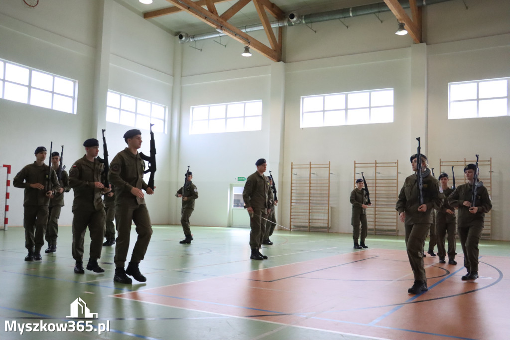 Fotorelacja: Pokaz Musztry Paradnej w wykonaniu uczniów Kwiatkowskiego w Myszkowie