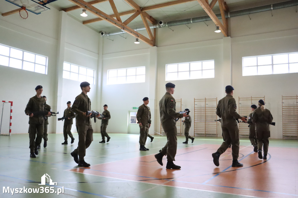 Fotorelacja: Pokaz Musztry Paradnej w wykonaniu uczniów Kwiatkowskiego w Myszkowie