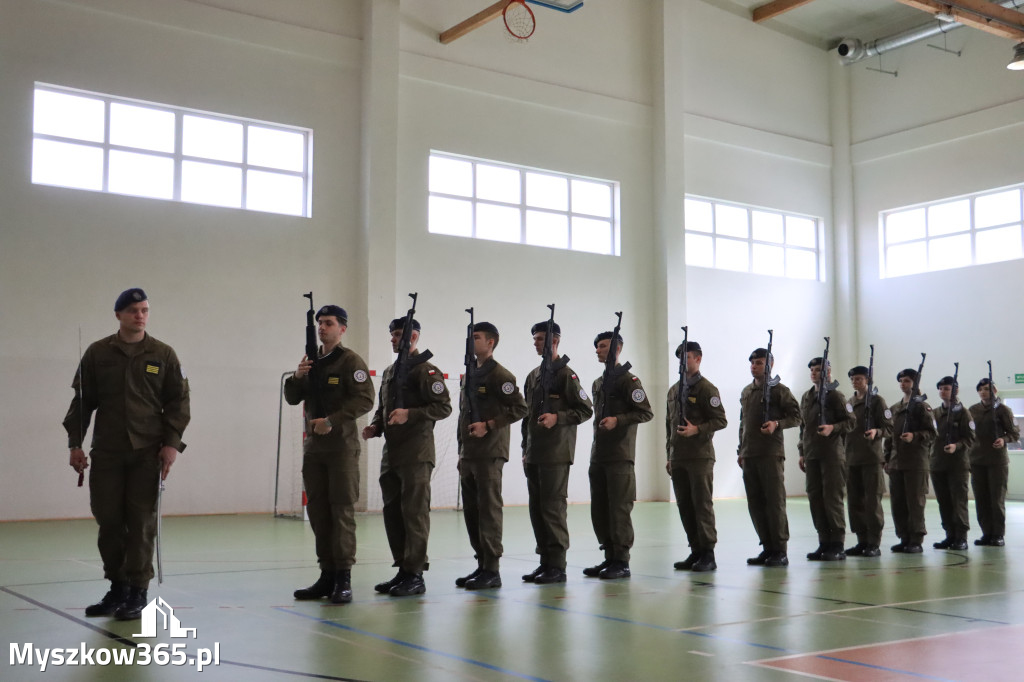 Fotorelacja: Pokaz Musztry Paradnej w wykonaniu uczniów Kwiatkowskiego w Myszkowie