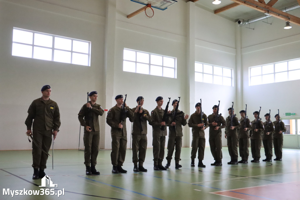 Fotorelacja: Pokaz Musztry Paradnej w wykonaniu uczniów Kwiatkowskiego w Myszkowie