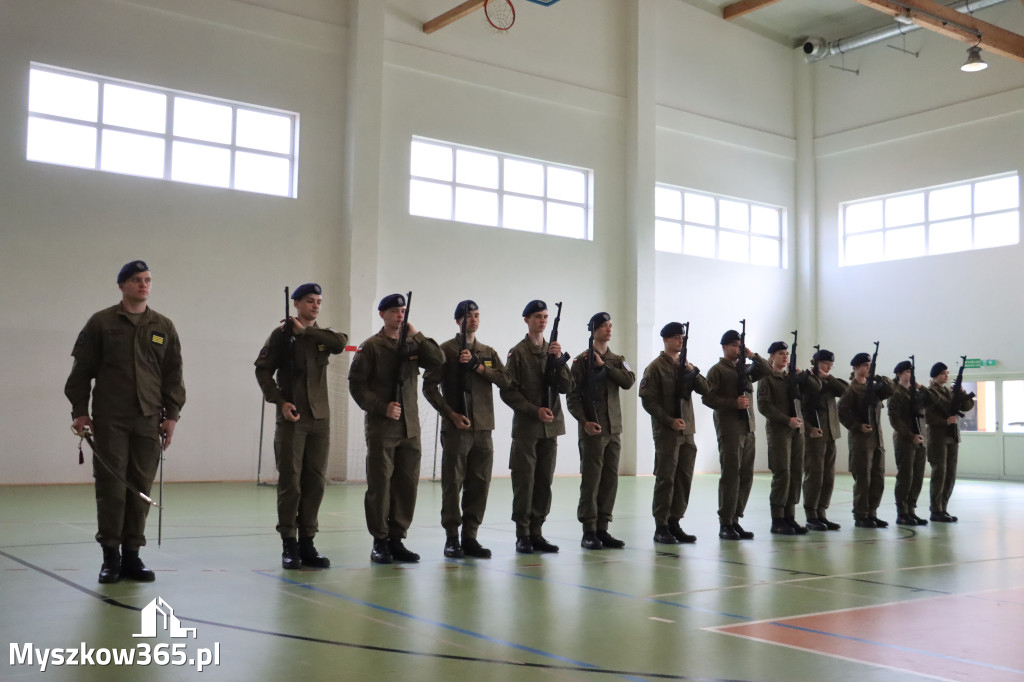 Fotorelacja: Pokaz Musztry Paradnej w wykonaniu uczniów Kwiatkowskiego w Myszkowie