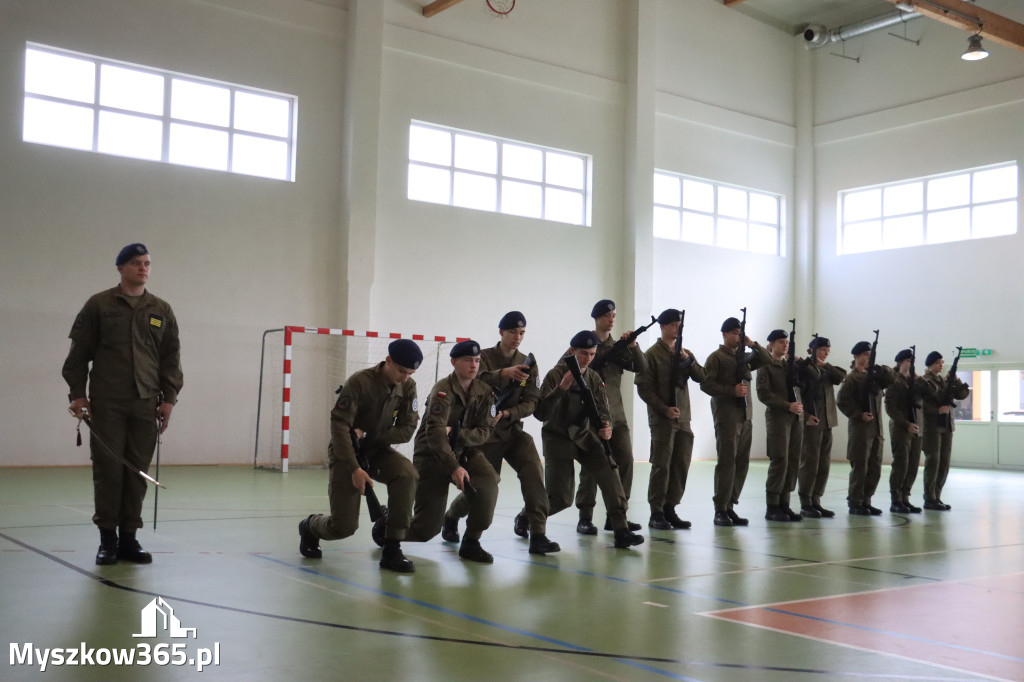 Fotorelacja: Pokaz Musztry Paradnej w wykonaniu uczniów Kwiatkowskiego w Myszkowie