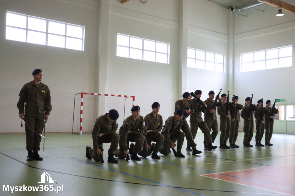 Fotorelacja: Pokaz Musztry Paradnej w wykonaniu uczniów Kwiatkowskiego w Myszkowie