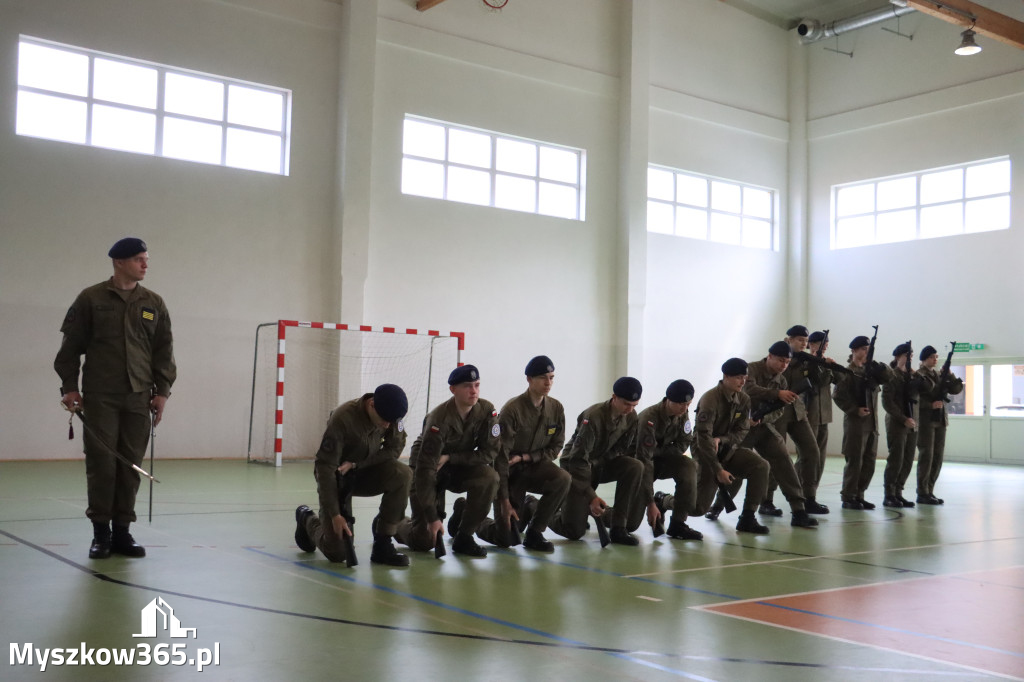 Fotorelacja: Pokaz Musztry Paradnej w wykonaniu uczniów Kwiatkowskiego w Myszkowie