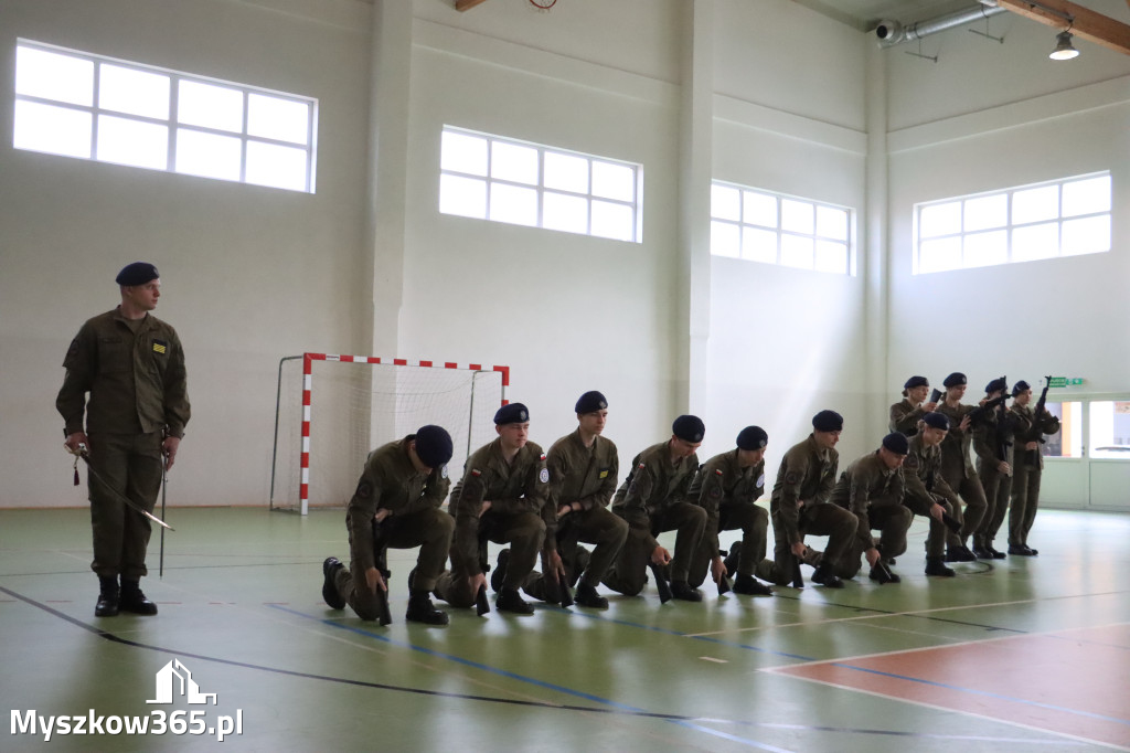 Fotorelacja: Pokaz Musztry Paradnej w wykonaniu uczniów Kwiatkowskiego w Myszkowie