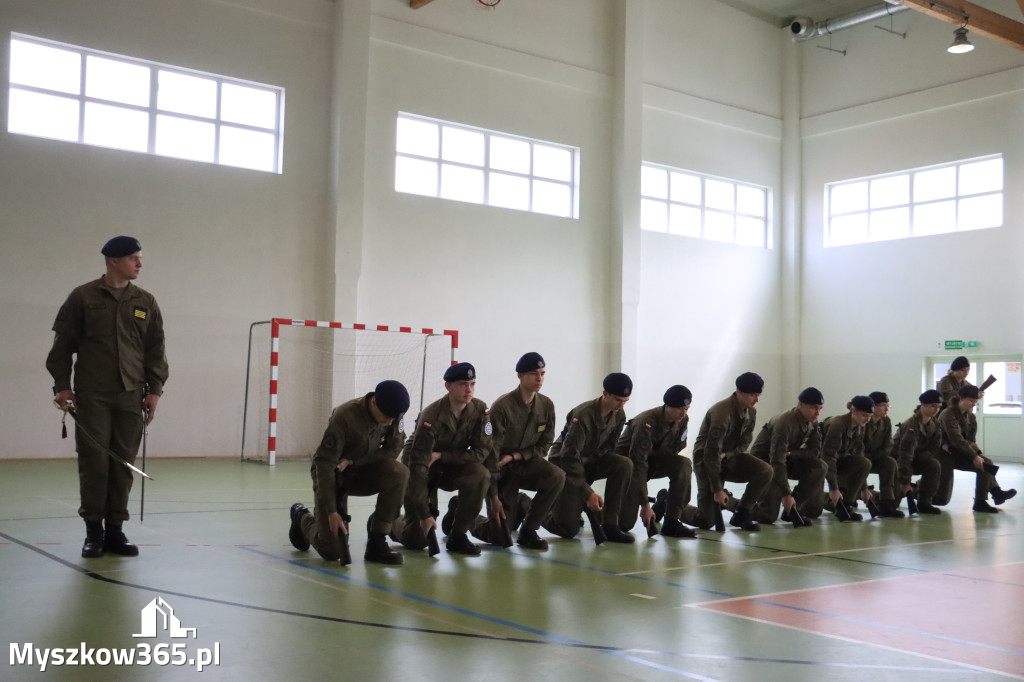 Fotorelacja: Pokaz Musztry Paradnej w wykonaniu uczniów Kwiatkowskiego w Myszkowie