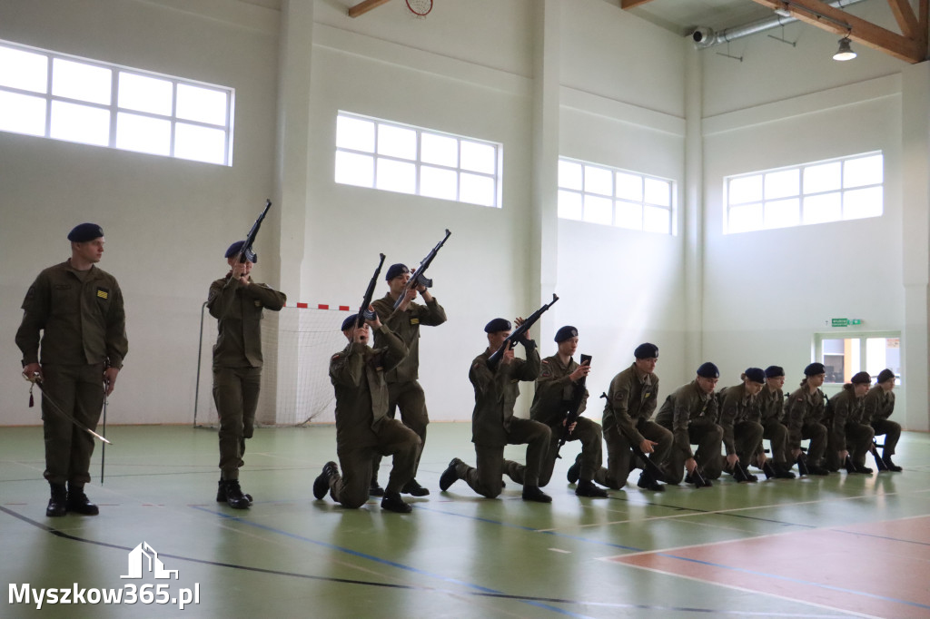Fotorelacja: Pokaz Musztry Paradnej w wykonaniu uczniów Kwiatkowskiego w Myszkowie