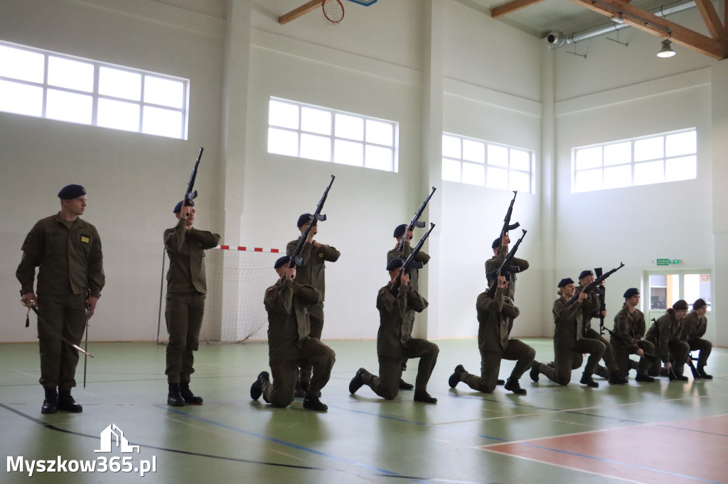 Fotorelacja: Pokaz Musztry Paradnej w wykonaniu uczniów Kwiatkowskiego w Myszkowie