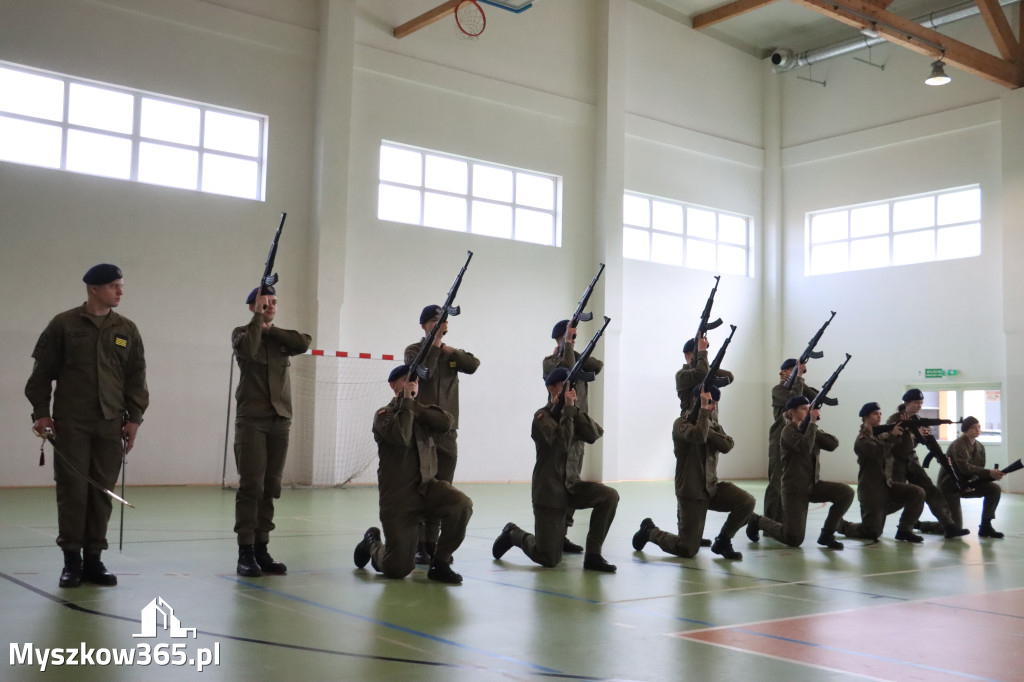 Fotorelacja: Pokaz Musztry Paradnej w wykonaniu uczniów Kwiatkowskiego w Myszkowie