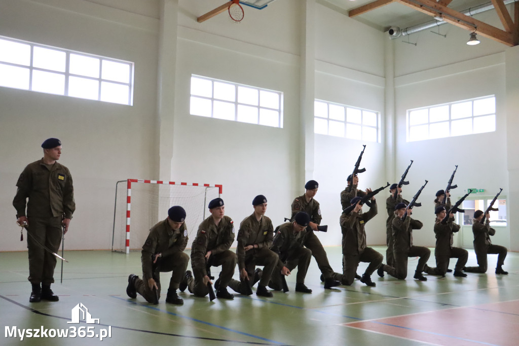 Fotorelacja: Pokaz Musztry Paradnej w wykonaniu uczniów Kwiatkowskiego w Myszkowie