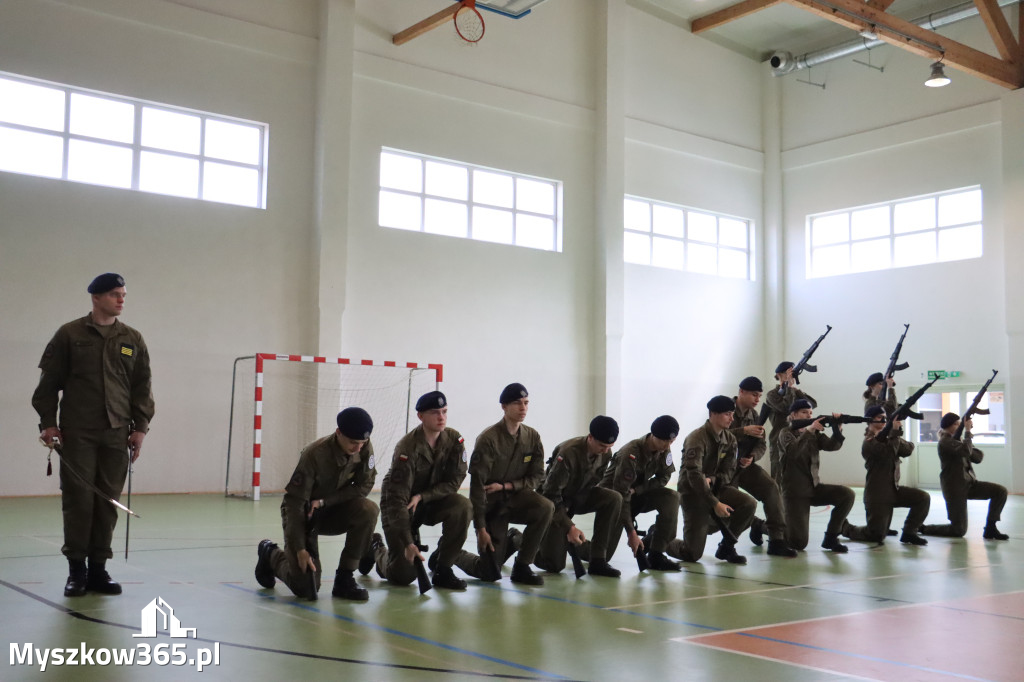 Fotorelacja: Pokaz Musztry Paradnej w wykonaniu uczniów Kwiatkowskiego w Myszkowie