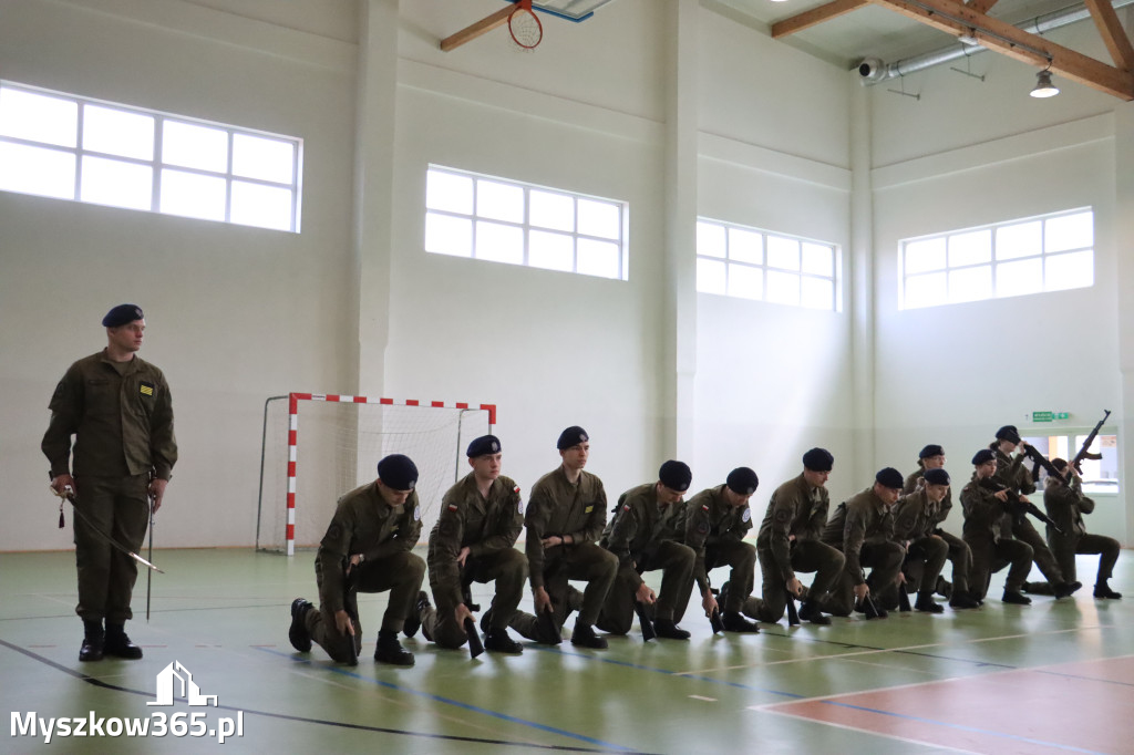 Fotorelacja: Pokaz Musztry Paradnej w wykonaniu uczniów Kwiatkowskiego w Myszkowie