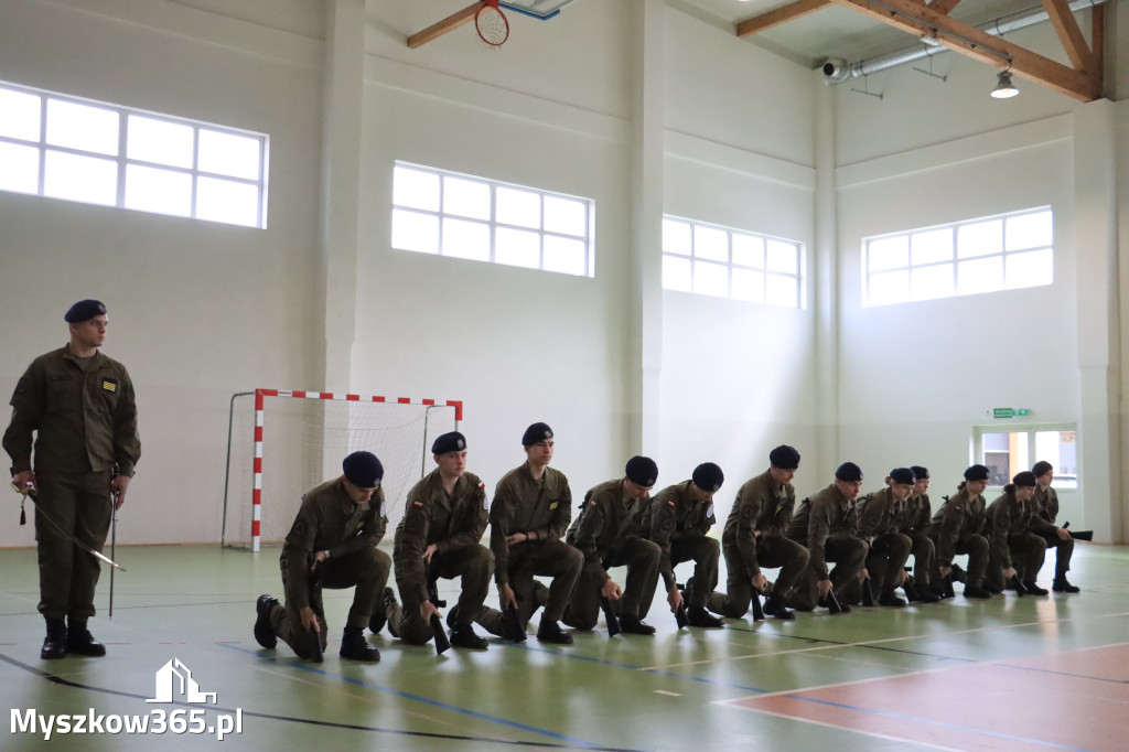 Fotorelacja: Pokaz Musztry Paradnej w wykonaniu uczniów Kwiatkowskiego w Myszkowie