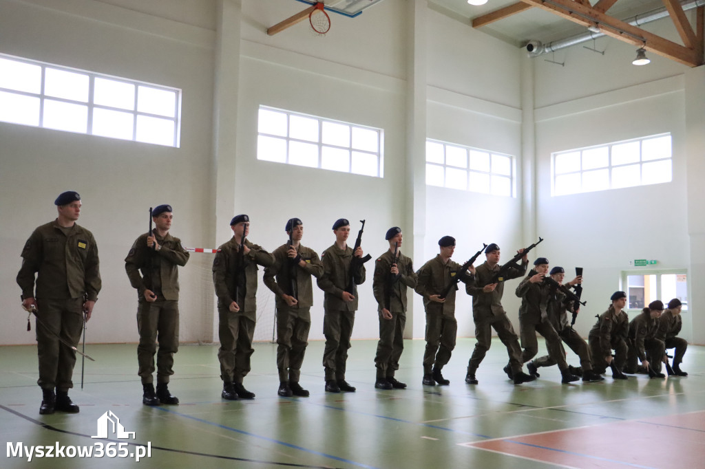 Fotorelacja: Pokaz Musztry Paradnej w wykonaniu uczniów Kwiatkowskiego w Myszkowie