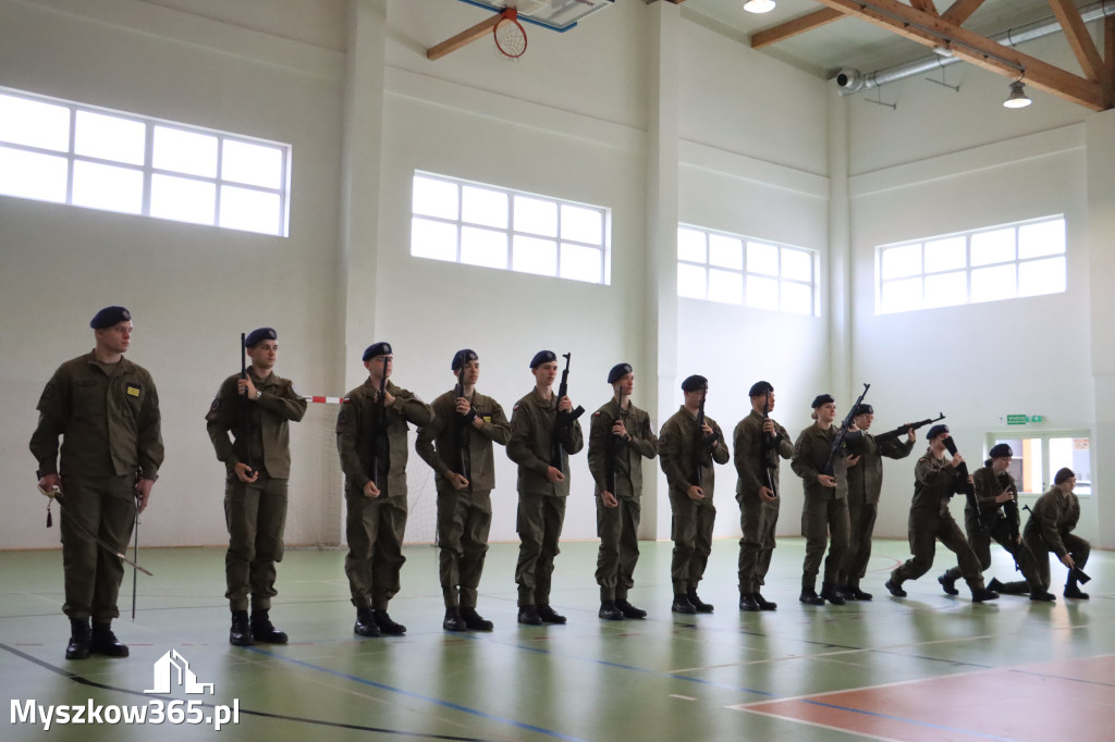 Fotorelacja: Pokaz Musztry Paradnej w wykonaniu uczniów Kwiatkowskiego w Myszkowie
