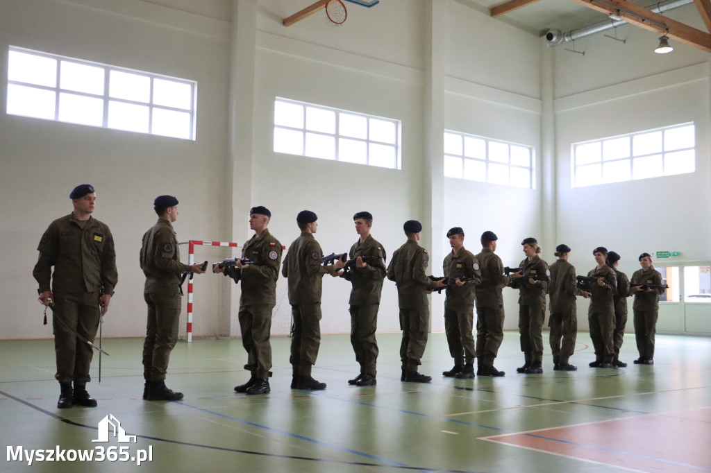 Fotorelacja: Pokaz Musztry Paradnej w wykonaniu uczniów Kwiatkowskiego w Myszkowie