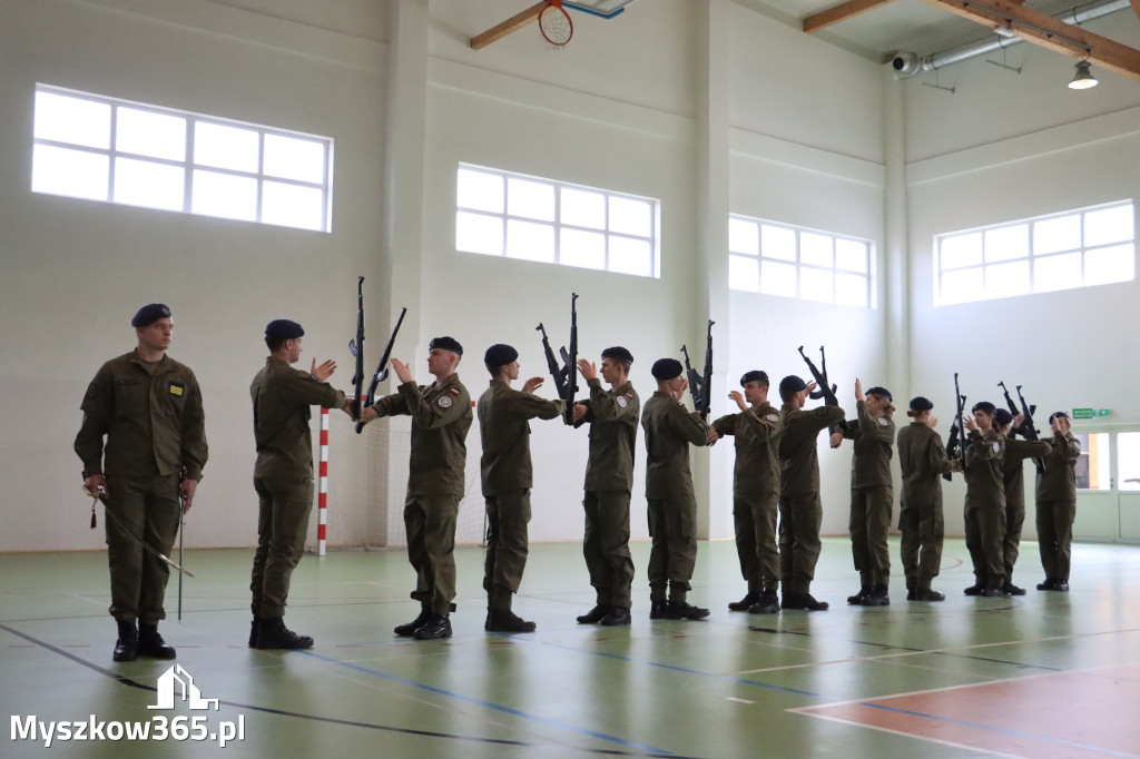 Fotorelacja: Pokaz Musztry Paradnej w wykonaniu uczniów Kwiatkowskiego w Myszkowie