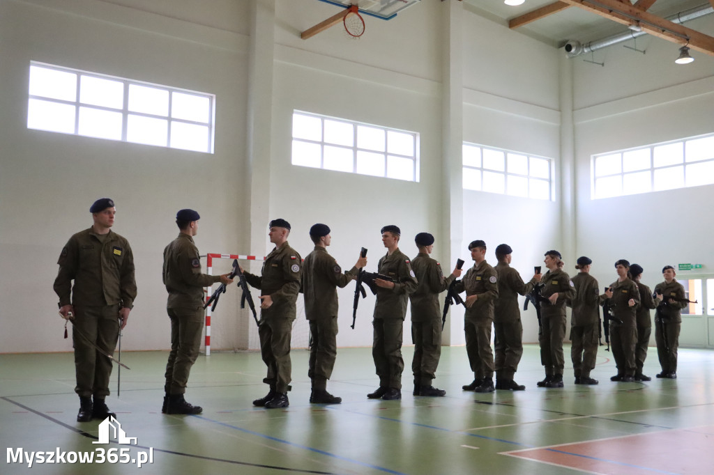 Fotorelacja: Pokaz Musztry Paradnej w wykonaniu uczniów Kwiatkowskiego w Myszkowie