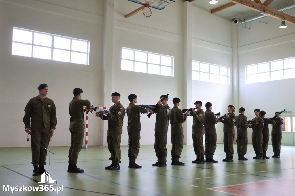 Fotorelacja: Pokaz Musztry Paradnej w wykonaniu uczniów Kwiatkowskiego w Myszkowie