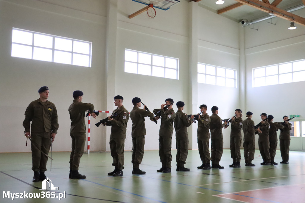 Fotorelacja: Pokaz Musztry Paradnej w wykonaniu uczniów Kwiatkowskiego w Myszkowie