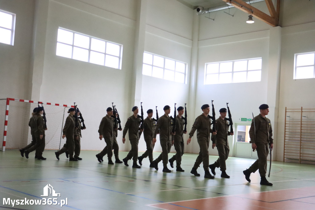 Fotorelacja: Pokaz Musztry Paradnej w wykonaniu uczniów Kwiatkowskiego w Myszkowie