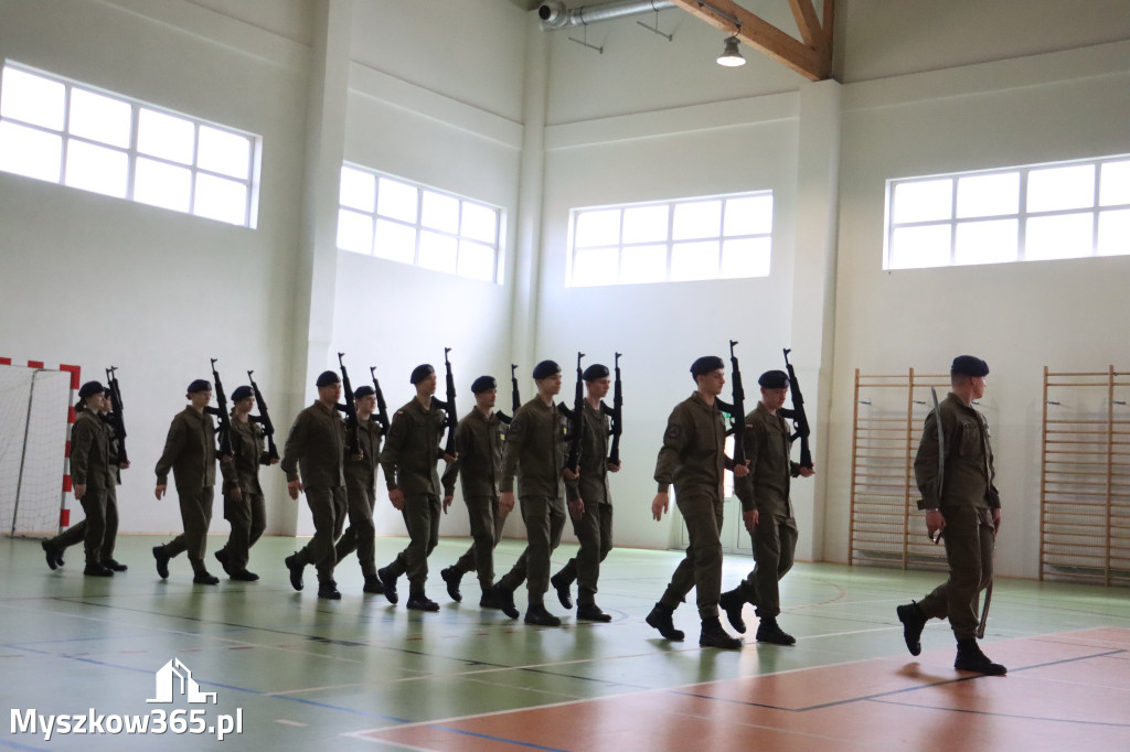 Fotorelacja: Pokaz Musztry Paradnej w wykonaniu uczniów Kwiatkowskiego w Myszkowie