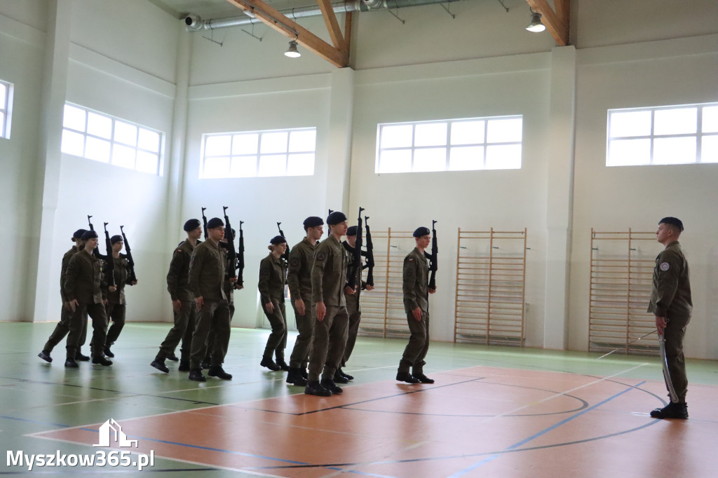 Fotorelacja: Pokaz Musztry Paradnej w wykonaniu uczniów Kwiatkowskiego w Myszkowie