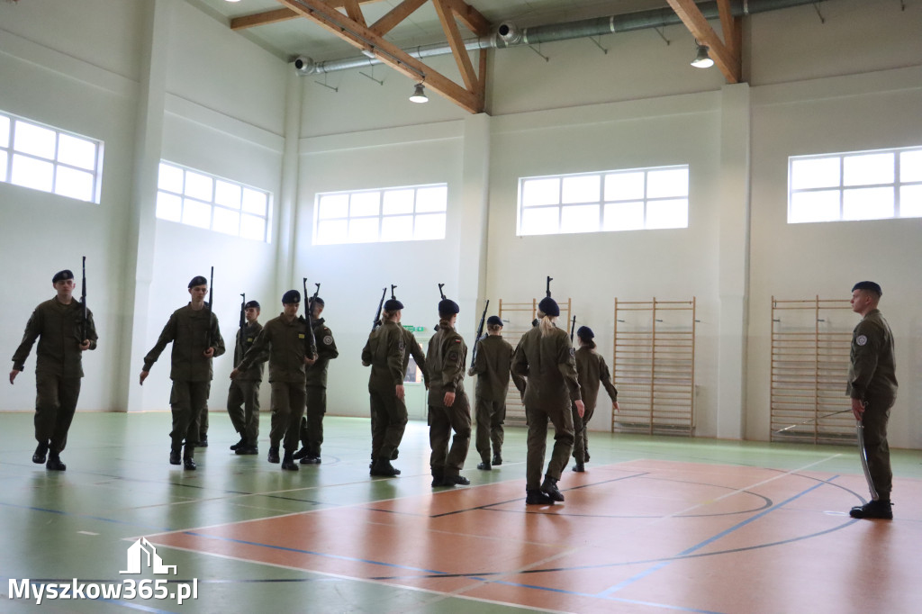 Fotorelacja: Pokaz Musztry Paradnej w wykonaniu uczniów Kwiatkowskiego w Myszkowie