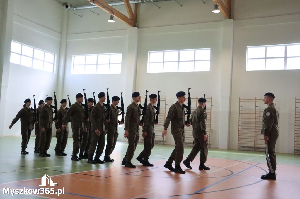 Fotorelacja: Pokaz Musztry Paradnej w wykonaniu uczniów Kwiatkowskiego w Myszkowie