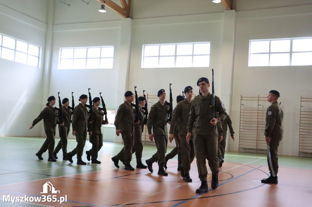 Fotorelacja: Pokaz Musztry Paradnej w wykonaniu uczniów Kwiatkowskiego w Myszkowie